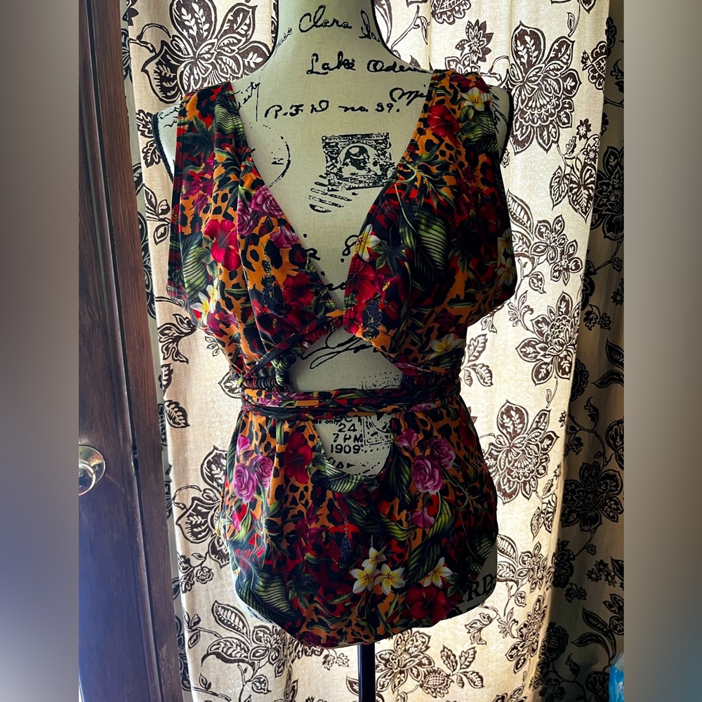Women’s XL one piece bathing suit.